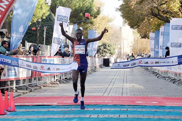 Пейсмейкер выиграл Стамбульский марафон